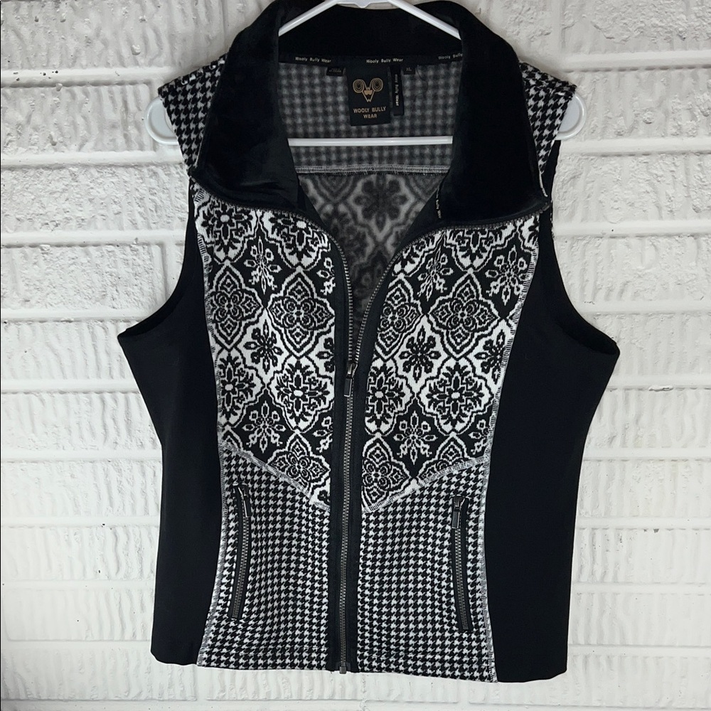 Wooly Bully WearBlack & White Patterned Zip-Front Sleeveless Vest